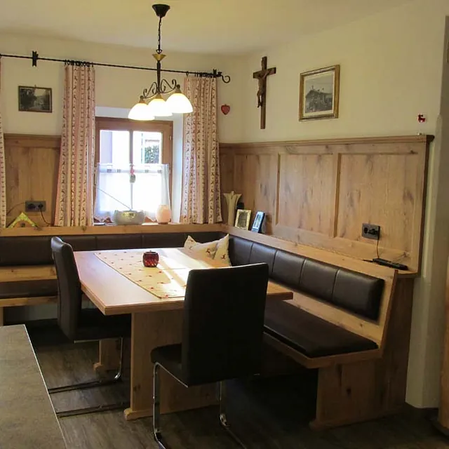 Holzessecke von der Gerhard Gwechenberger Bau u. Möbeltischlerei