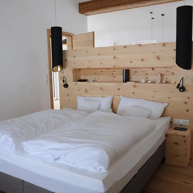 Holzbett für Gästezimmer von der Gerhard Gwechenberger Bau u. Möbeltischlerei