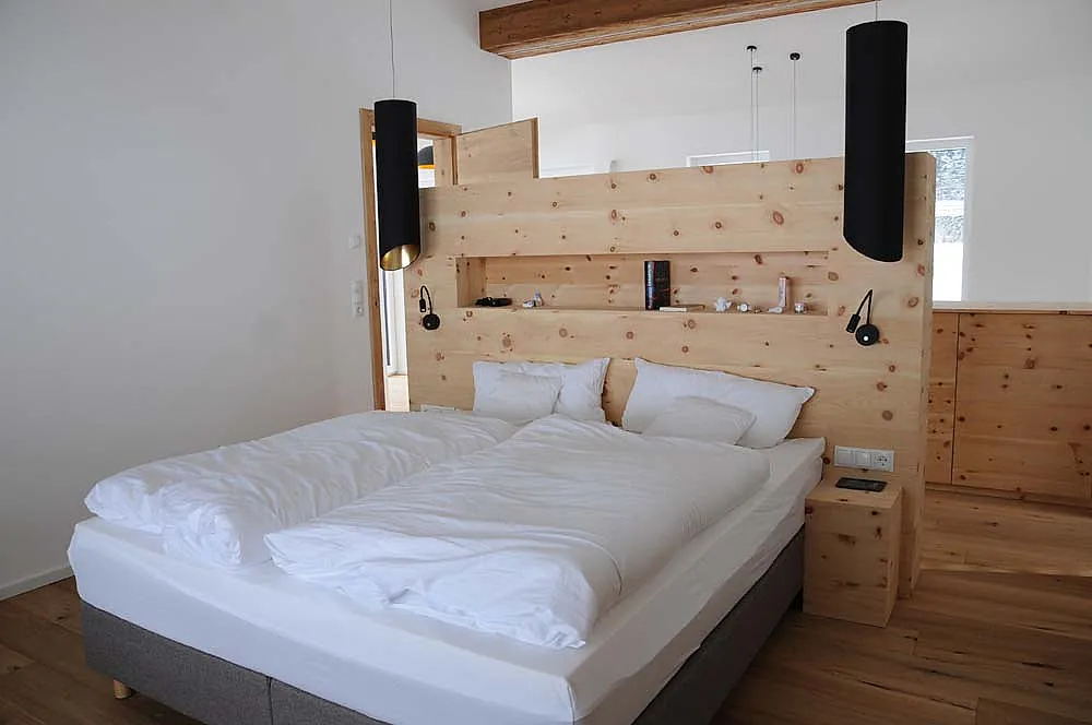 Holzbett für Gästezimmer von der Gerhard Gwechenberger Bau u. Möbeltischlerei