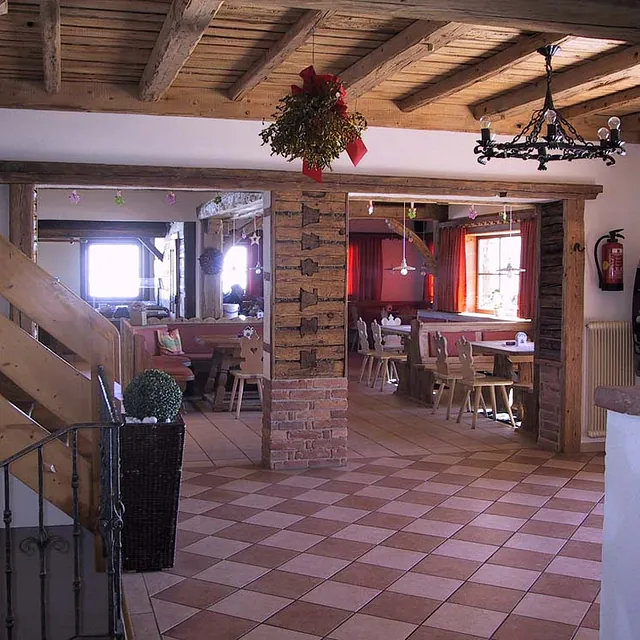 Holzmöbel für Gaststube von der Gerhard Gwechenberger Bau u. Möbeltischlerei