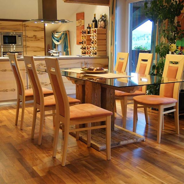 Tisch und Stühle aus Holz von der Gerhard Gwechenberger Bau u. Möbeltischlerei