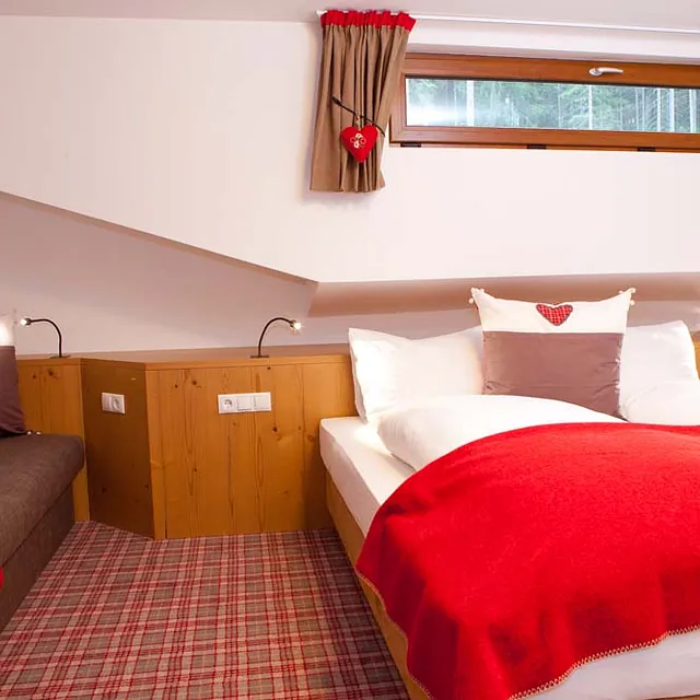 Hotelbett und Möbel von der Gerhard Gwechenberger Bau u. Möbeltischlerei