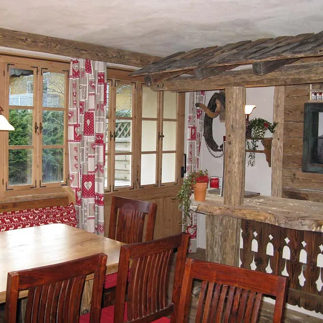 Holzmöbel für Gaststube von der Gerhard Gwechenberger Bau u. Möbeltischlerei