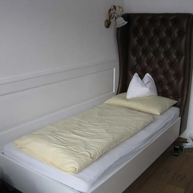 Hotelbett von der Gerhard Gwechenberger Bau u. Möbeltischlerei