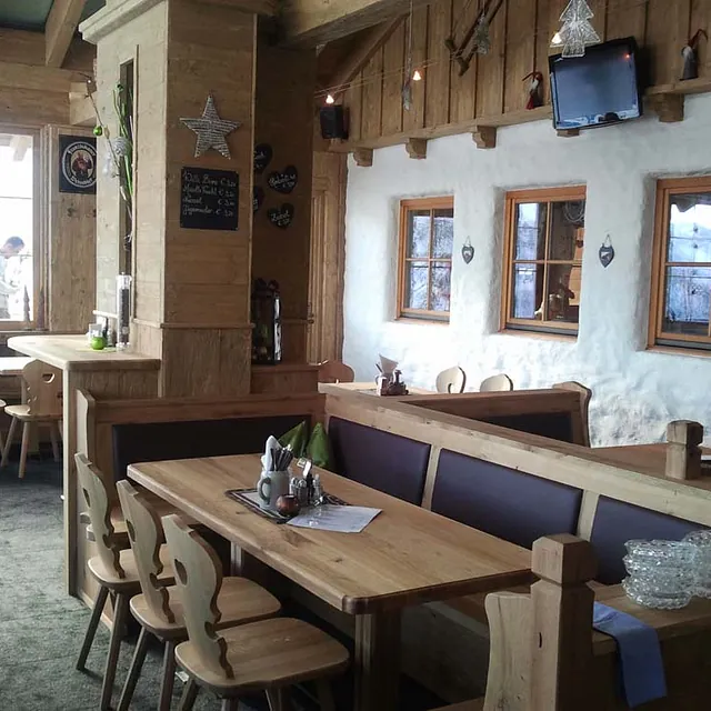 Holzmöbel für Gaststube von der Gerhard Gwechenberger Bau u. Möbeltischlerei
