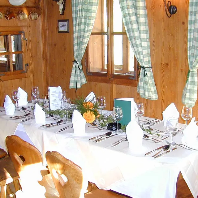 Holzmöbel für Gaststube von der Gerhard Gwechenberger Bau u. Möbeltischlerei