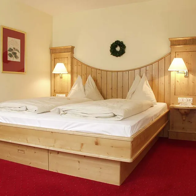 Holzbett für Gästezimmer von der Gerhard Gwechenberger Bau u. Möbeltischlerei