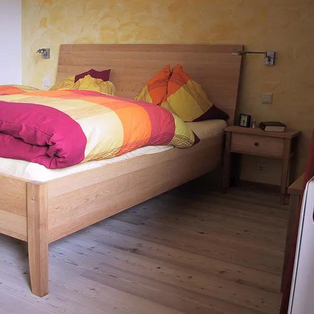 Holzbett von der Gerhard Gwechenberger Bau u. Möbeltischlerei