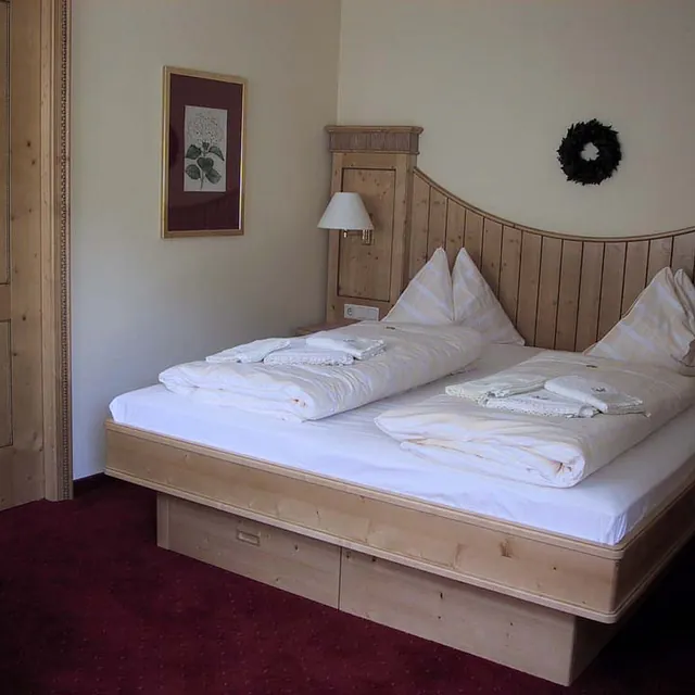 Hotelbett von der Gerhard Gwechenberger Bau u. Möbeltischlerei