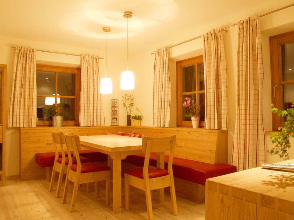 Tisch und Sitzplätze aus Holz von der Gerhard Gwechenberger Bau u. Möbeltischlerei