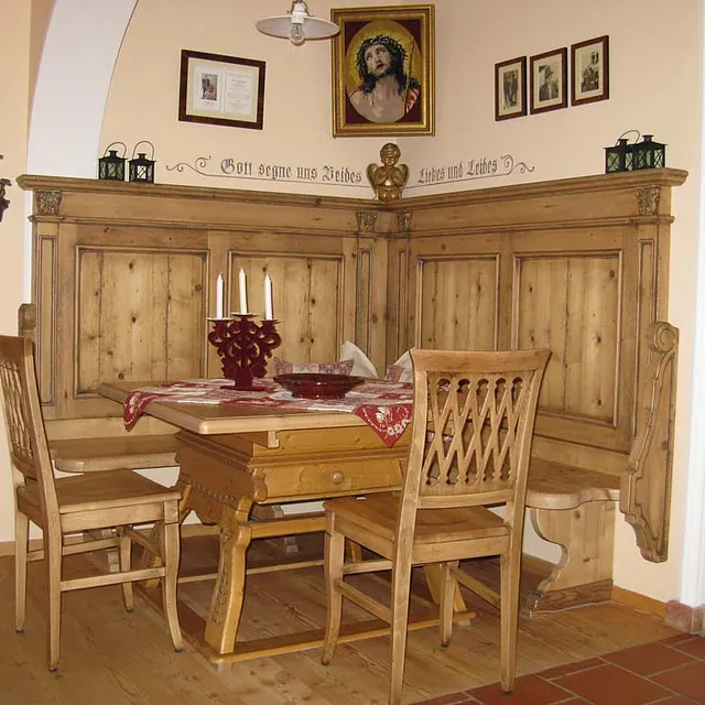 Holzessecke von der Gerhard Gwechenberger Bau u. Möbeltischlerei