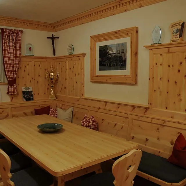 Holzmöbel von der Gerhard Gwechenberger Bau u. Möbeltischlerei