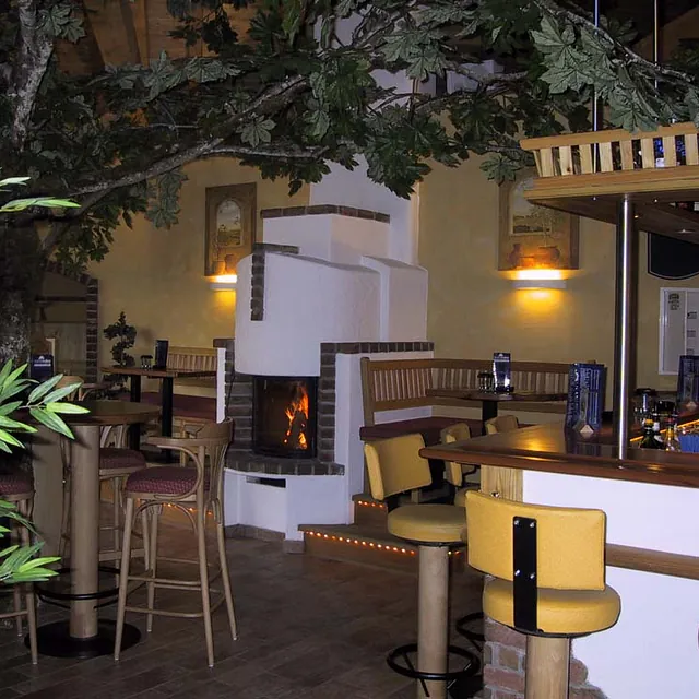 Holzeinrichtung für Bar von der Gerhard Gwechenberger Bau u. Möbeltischlerei