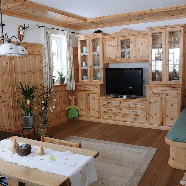 Holzmöbel von der Gerhard Gwechenberger Bau u. Möbeltischlerei