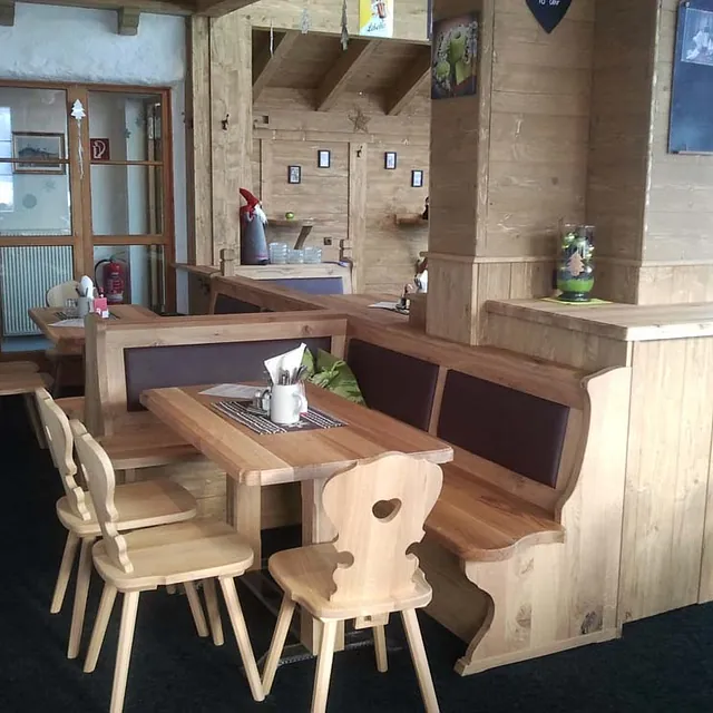 Holzmöbel für Gaststube von der Gerhard Gwechenberger Bau u. Möbeltischlerei