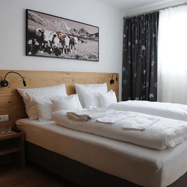 Holzbett für Gästezimmer von der Gerhard Gwechenberger Bau u. Möbeltischlerei